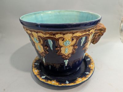 une tasse et une soucoupe bleues et jaunes posées sur une table blanche