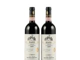 deux bouteilles de vin rouge posées l'une à côté de l'autre sur une surface blanche