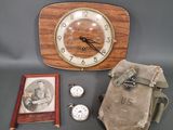 une horloge en bois et d'autres objets posés sur une table