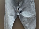 une photo d'un jean troué accroché au mur