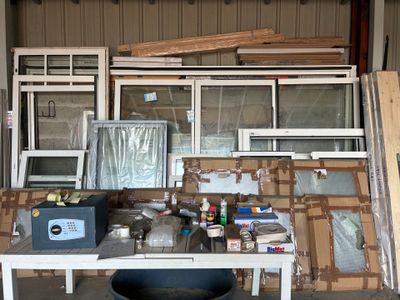 beaucoup de fenêtres et une table dans un garage