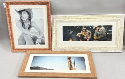 trois photos encadrées représentant une femme portant un chapeau de cow-boy et un homme portant un chapeau de cow-boy