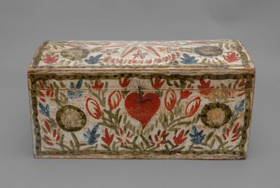 une vieille boîte en bois décorée d'un cœur et de fleurs