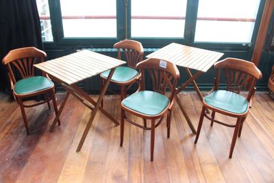 plusieurs chaises et une table dans une pièce dotée d'une fenêtre