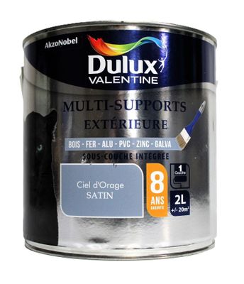 gros plan d'un pot de peinture sur fond blanc