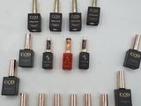 Plusieurs flacons de vernis à ongles sont disposés en cercle sur une table