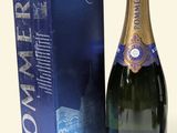 la bouteille de champagne se trouve à côté de la boîte contenant la bouteille