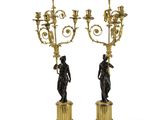 paire de candélabres en bronze et marbre ornés de figures sur socle