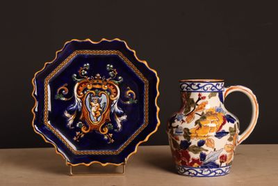 deux vases et une assiette posés sur une table