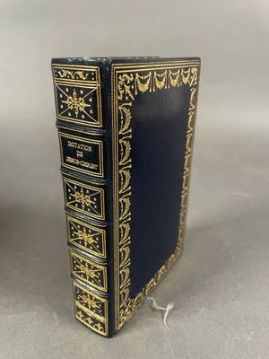 un livre noir et doré posé sur une table