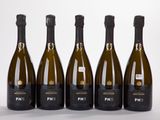 cinq bouteilles de vin sont alignées sur une surface blanche