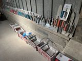 de nombreux outils de toutes sortes alignés sur le mur