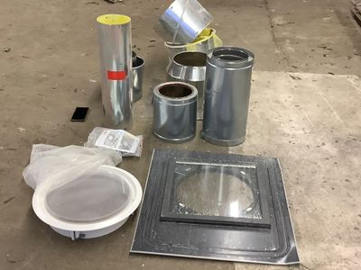 beaucoup de boîtes de conserve qui traînent par terre