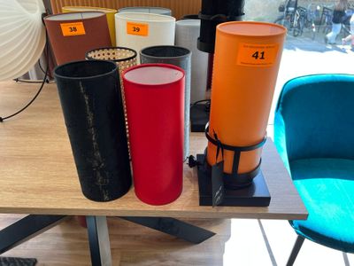 FLAM & LUCE Lampe à poser en métal laqué noir, complétée de …