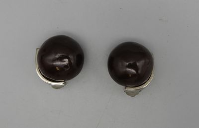 Paire de clips boule résine marron et monture chrome.