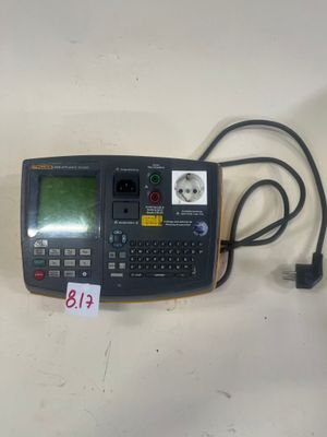 un petit appareil électronique posé sur une table, avec une étiquette de prix accrochée dessus