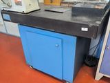 une machine posée sur une table dans une pièce