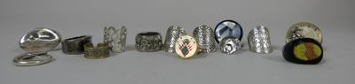 14 Bagues fantaisie en métal et incrustation de nacre.