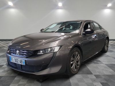 une photo d'une voiture grise dans un showroom