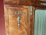 une armoire en bois munie d'une porte et d'une horloge