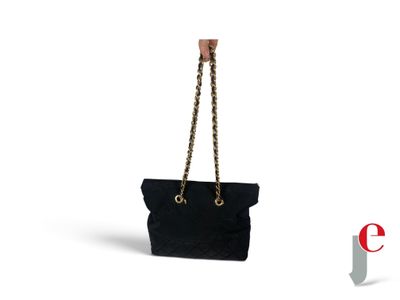 a black bag with a gold chain hanging from it ' s handle