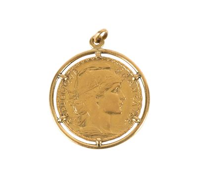 gros plan d'une pièce d'or portant un visage de femme
