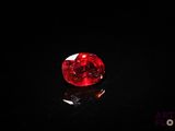 gros plan d'un diamant rouge sur une surface noire