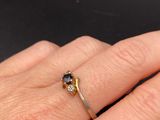 gros plan de la main d'une personne portant une bague