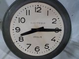 une horloge en noir et blanc posée sur une table