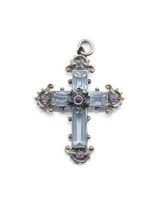 un gros plan d'une croix sur fond blanc