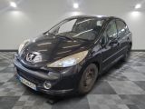 la photo d'une voiture noire garée dans un garage