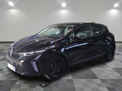 une voiture noire est garée sur le sol en damier d'un garage