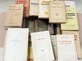 beaucoup de vieux livres posés ensemble sur une table