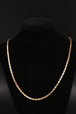 un collier à chaîne en or sur un mannequin mannequin mannequin mannequin mannequin mannequin mannequin mannequin mannequin mannequin
