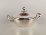 une cocotte ancienne en métal argenté, avec couvercle et poignées