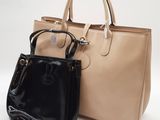 un sac à main beige et noir et un porte-monnaie noir sur fond blanc