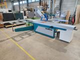 une grande machine installée dans un bâtiment
