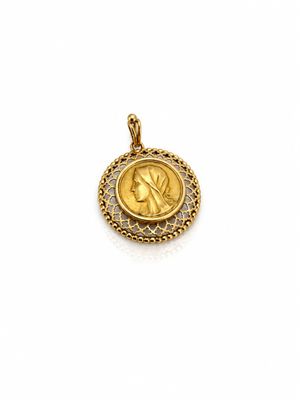 une pièce d'or sur laquelle est représentée une rose repose sur une surface blanche