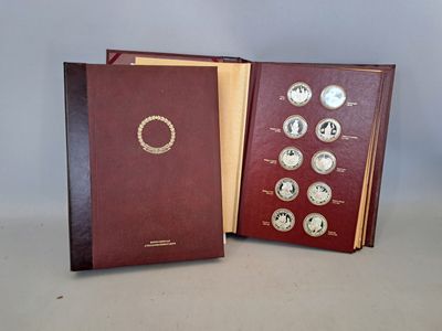 deux livres ouverts sur une table