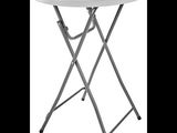 une table blanche avec deux pieds pliants sur fond blanc