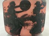 une image représentant un vase sur lequel figurent un homme et une femme