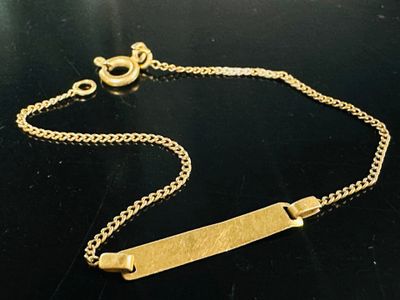 une photo d'un collier plaqué or muni d'une barre