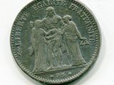 une vieille pièce de monnaie représentant un homme et une femme