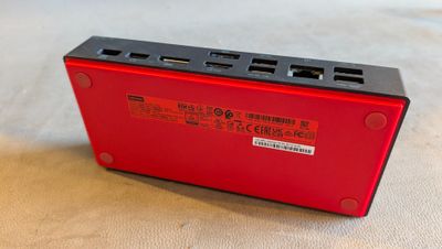 une image représentant un boîtier rouge surmonté de quatre ports USB