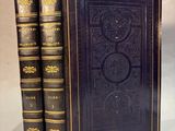 deux livres posés l'un à côté de l'autre sur une surface blanche