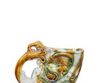 une tasse ornée d'un dragon, posée sur une table