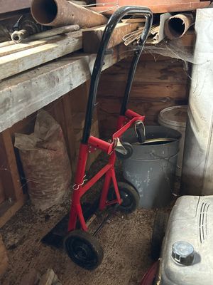 une photo d'une pièce où se trouvent de nombreux outils