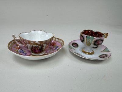 deux tasses et soucoupes posées sur une table