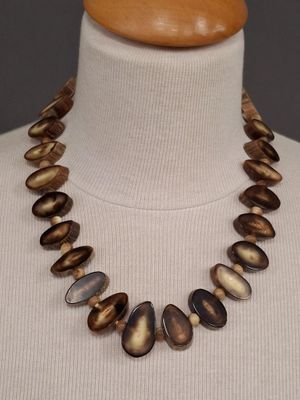Collier de perles et tronçons de corne.