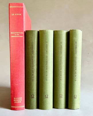 quatre livres sont alignés sur une surface blanche